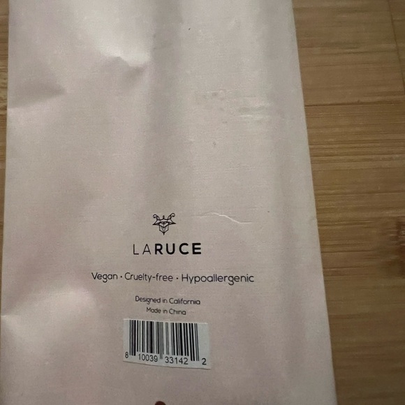 Laruce Beauty On the Go Set NWT - Picture 3 of 3